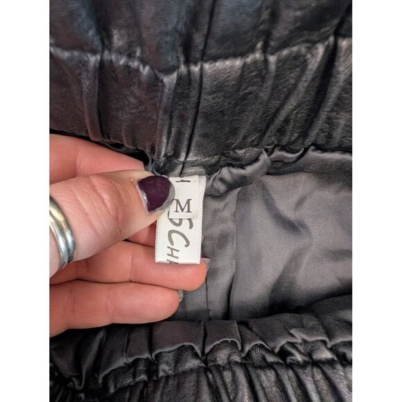 SChhjzpj women's size medium faux leather shorts elastic waist, 2" inseam C6 - Picture 5 of 9